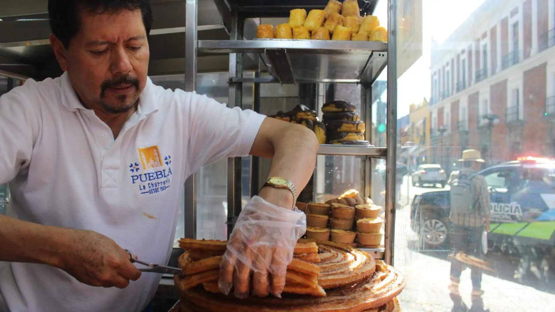 El hijo del fundador comenta que desde que él tiene memoria se han hecho largas filas en el establecimiento por los churros